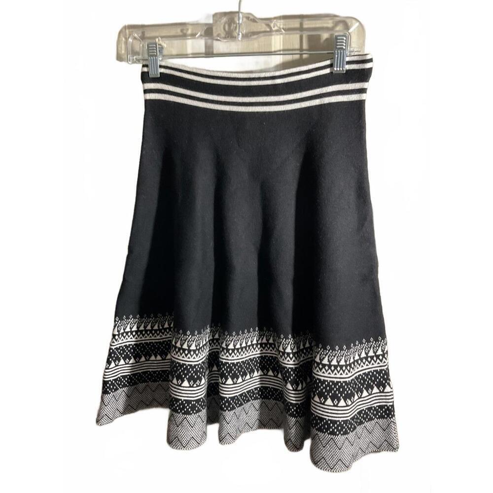 Sioni Woman’s Black Knit Skirt with Trendy Pattern Small
